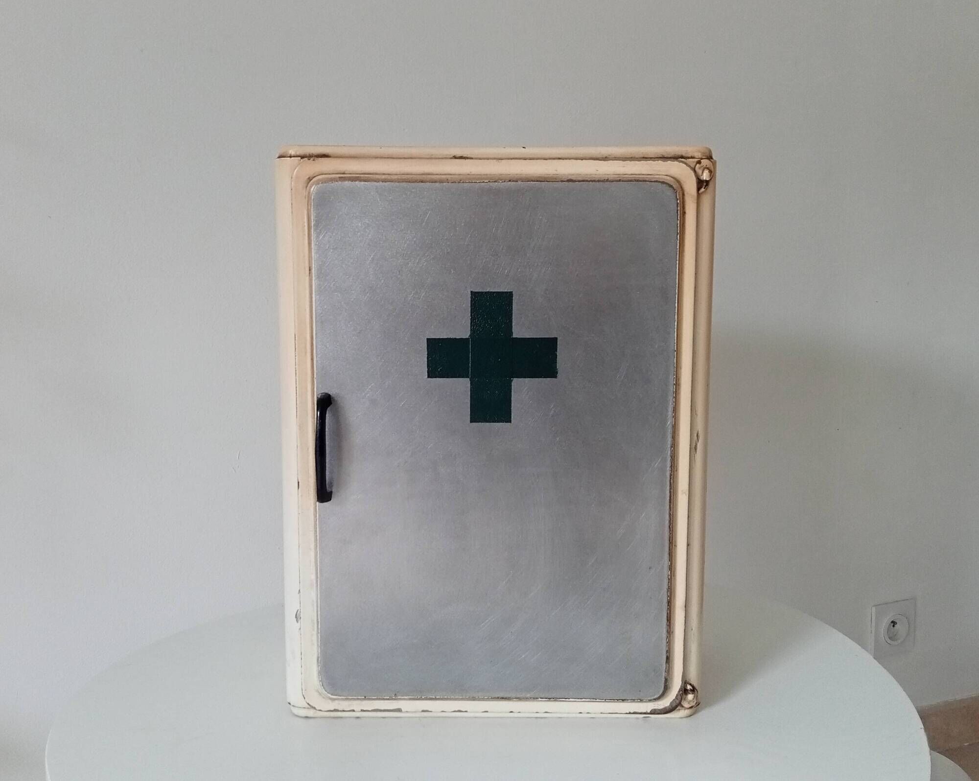 Vintage metal medicine cabinet from the 50s/60s