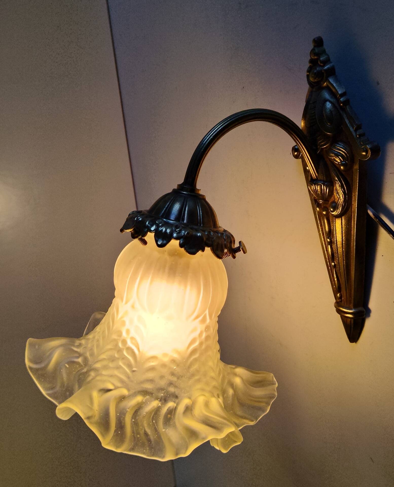 Art Nouveau wall light in bronze and glass - early 20th century