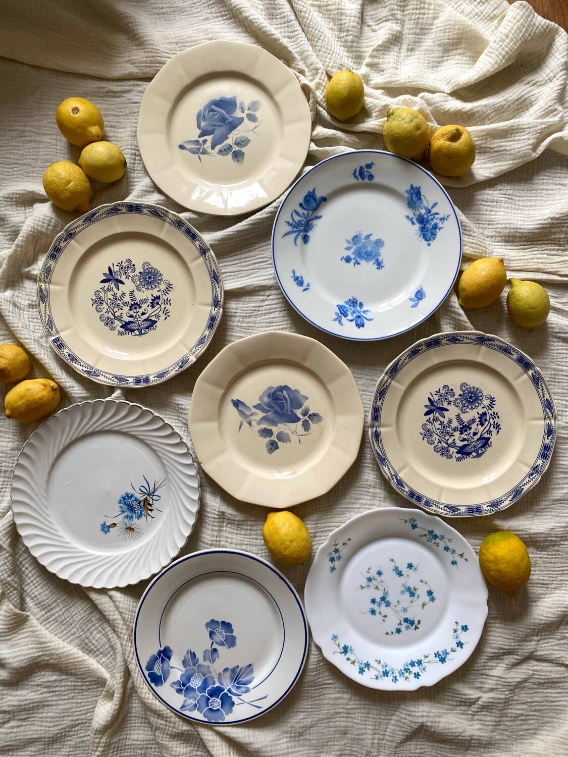 8 assiettes anciennes dépareillées en faïence