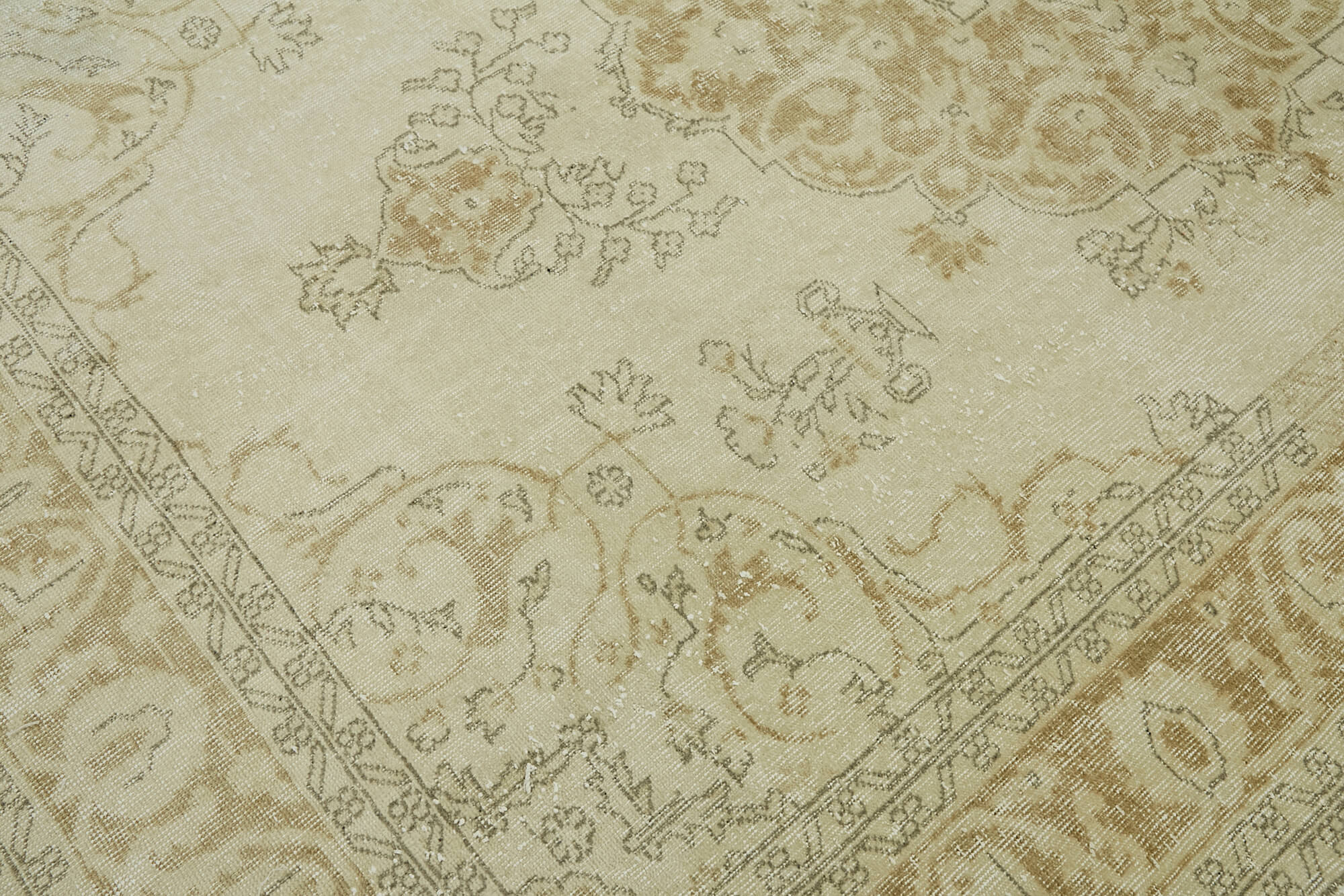 Hand-knotted anatolian vintage carpet  1970s 219 cm x 311 cm