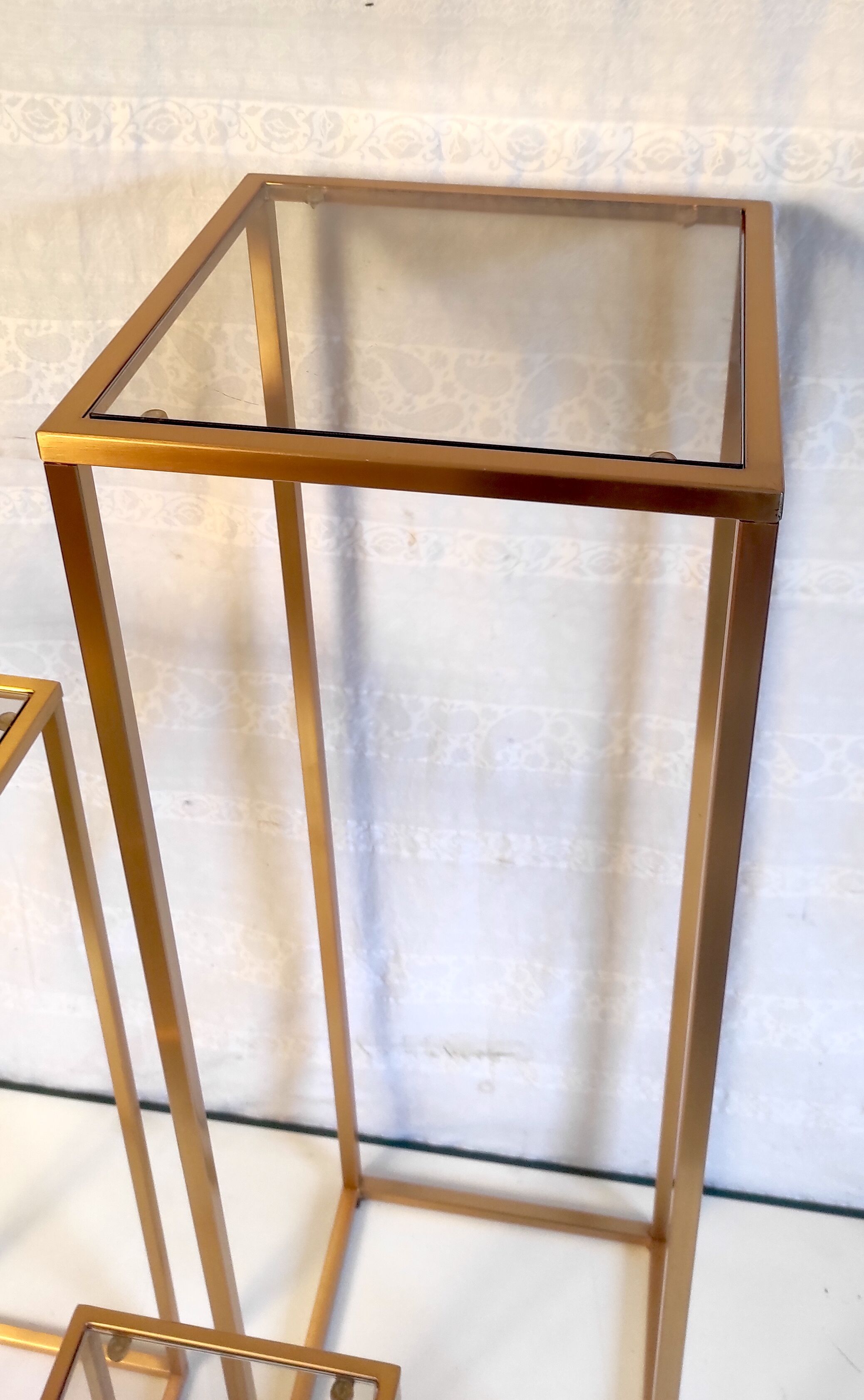 Pull-out harnesses in gilded brass and smoked glass.