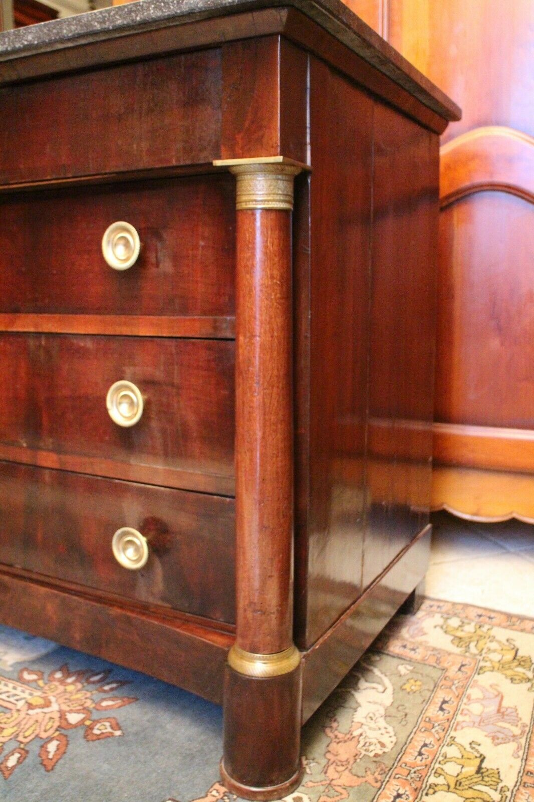 Commodity with mahogany detached columns and Empire gilded bronze ornaments