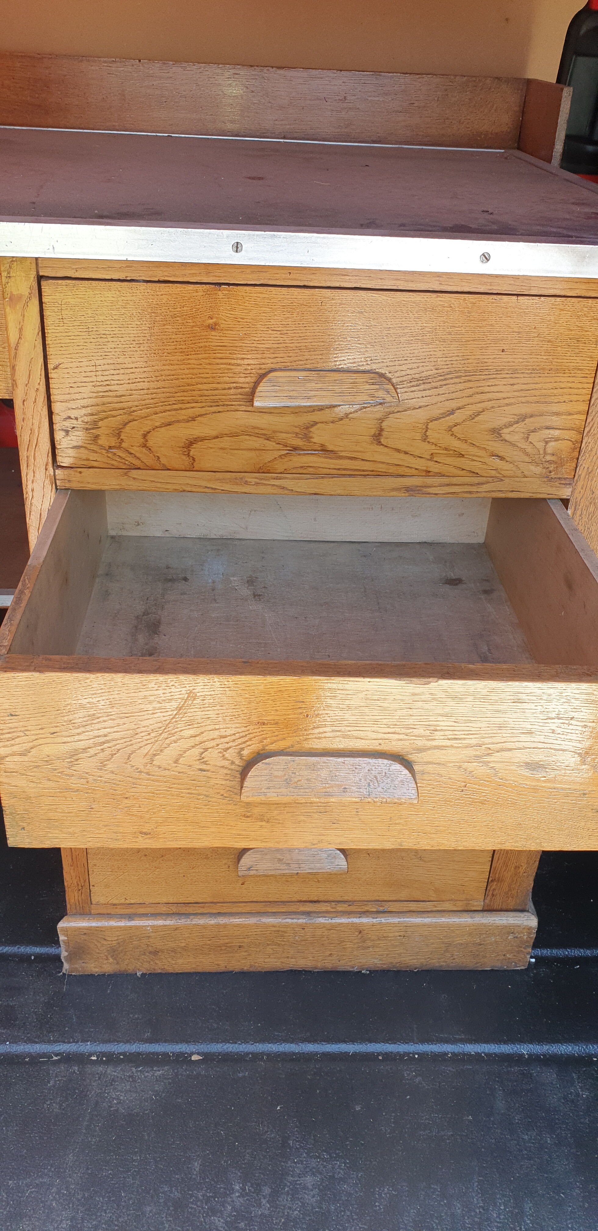 Old industrial workshop establishment and its 4 drawers