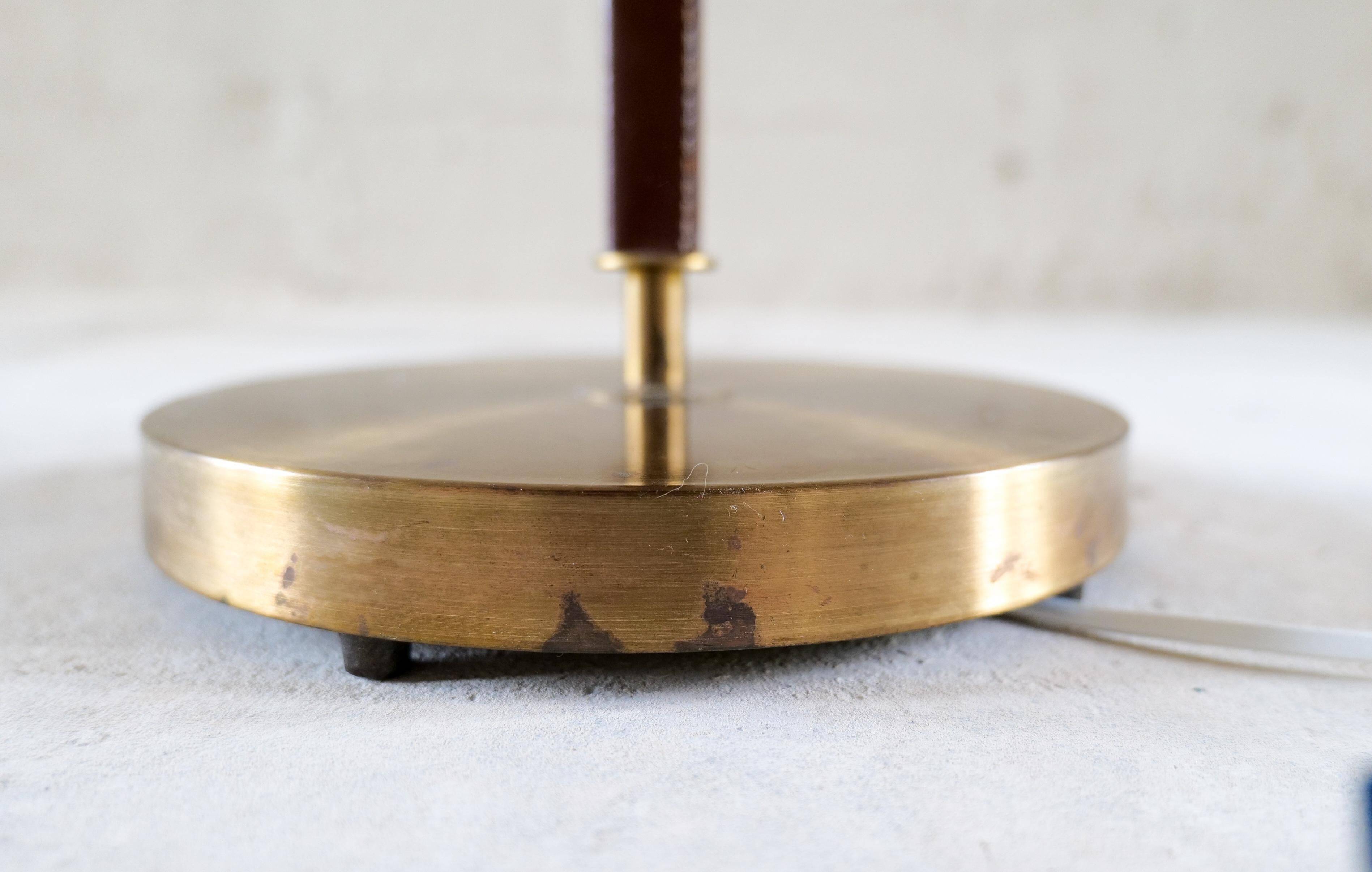 Lampadaire en cuir marron et laiton patiné du milieu du siècle par Falkenbergs Belysning, Suède, années 1960