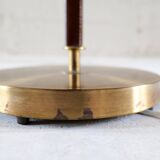 Lampadaire en cuir marron et laiton patiné du milieu du siècle par Falkenbergs Belysning, Suède, années 1960
