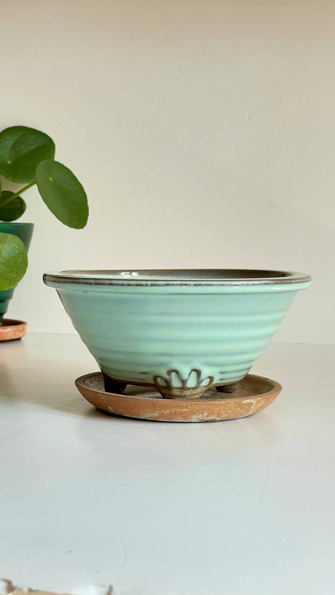 Pot tripode et soucoupe céramique vintage