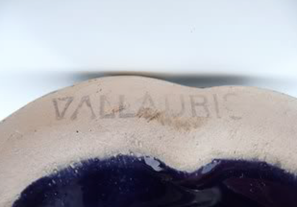 Superbe vase amphore  en céramique des années 50. Parfait état. Signé ''VALLAURIS''.