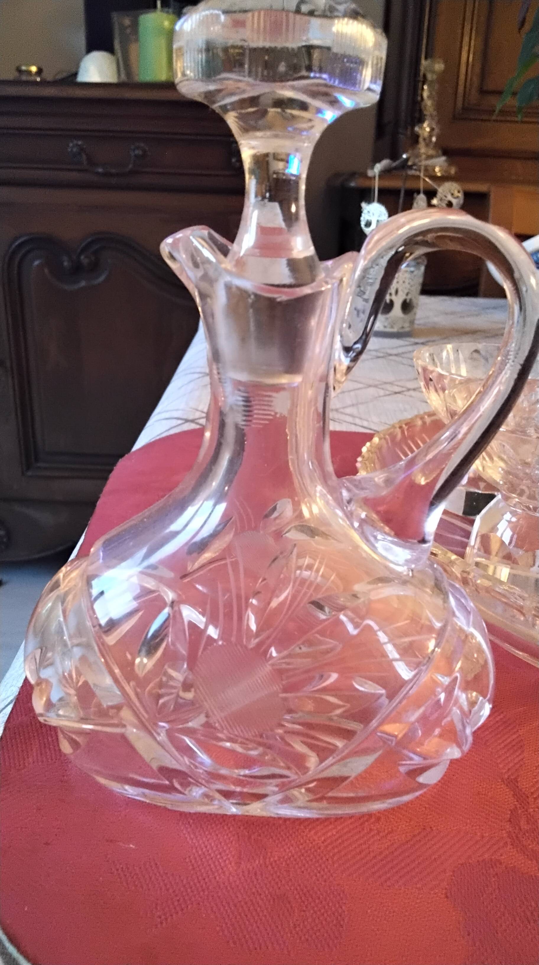Service 1 carafe, 6 glasses and 1 tray in crystal.