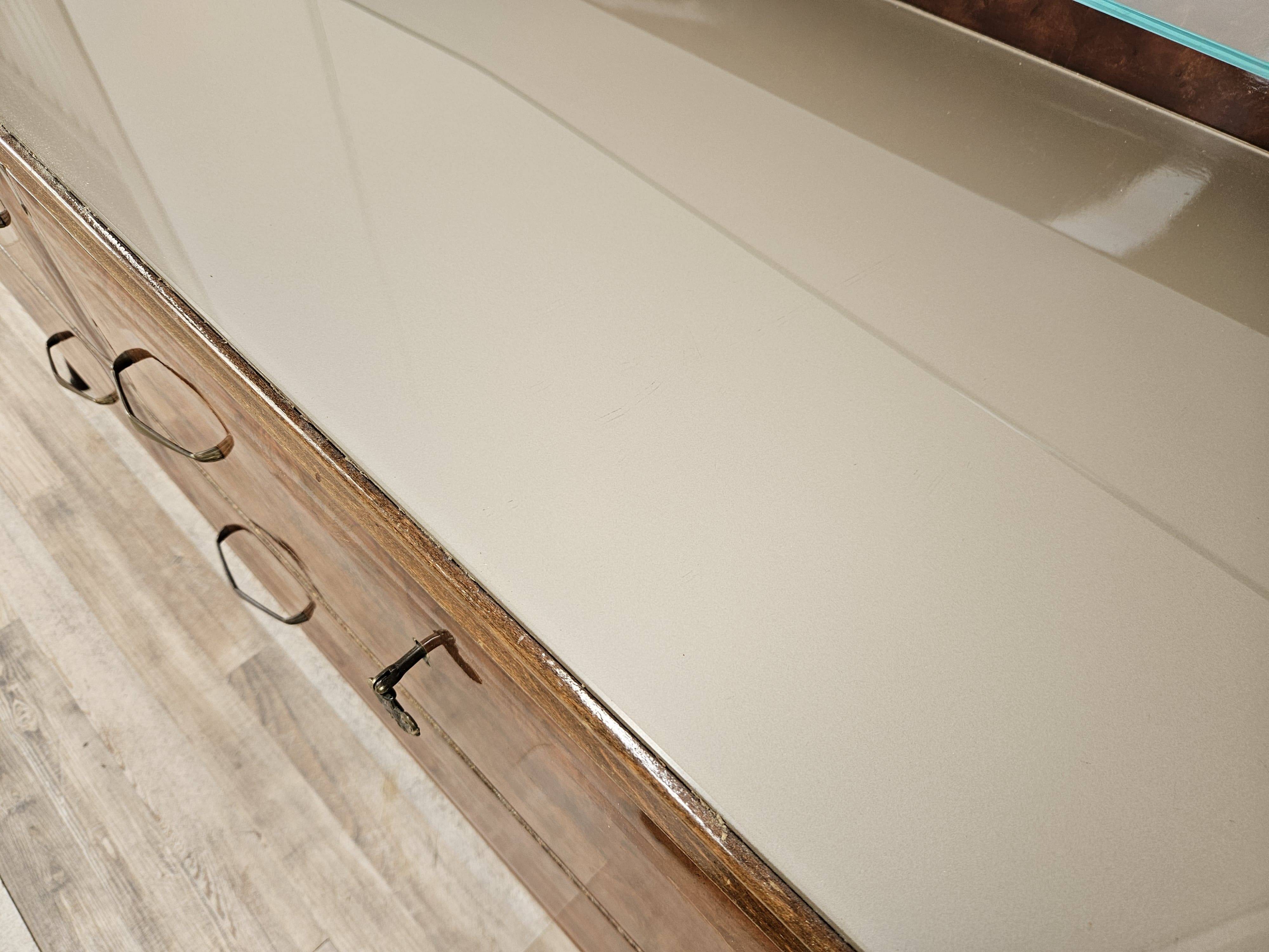 Commode en noyer avec dessus en verre double.