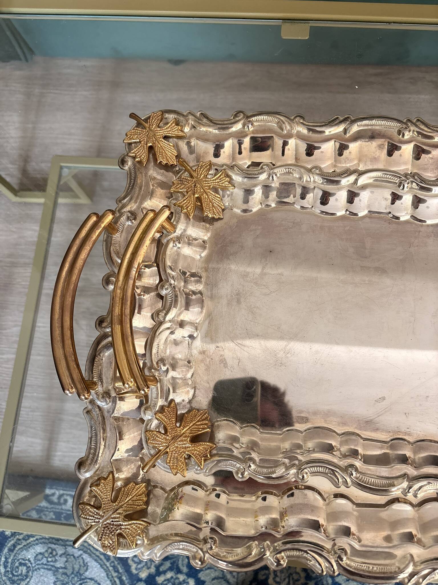 Paire de plateaux gigognes en métal argenté à décor doré de feuilles de vigne