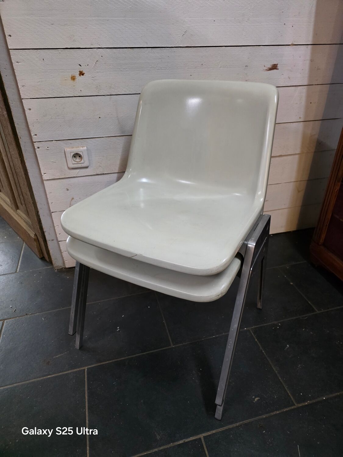 Pair of vintage Wilkhahn chairs, fibreglass shell, aluminium, 1970.