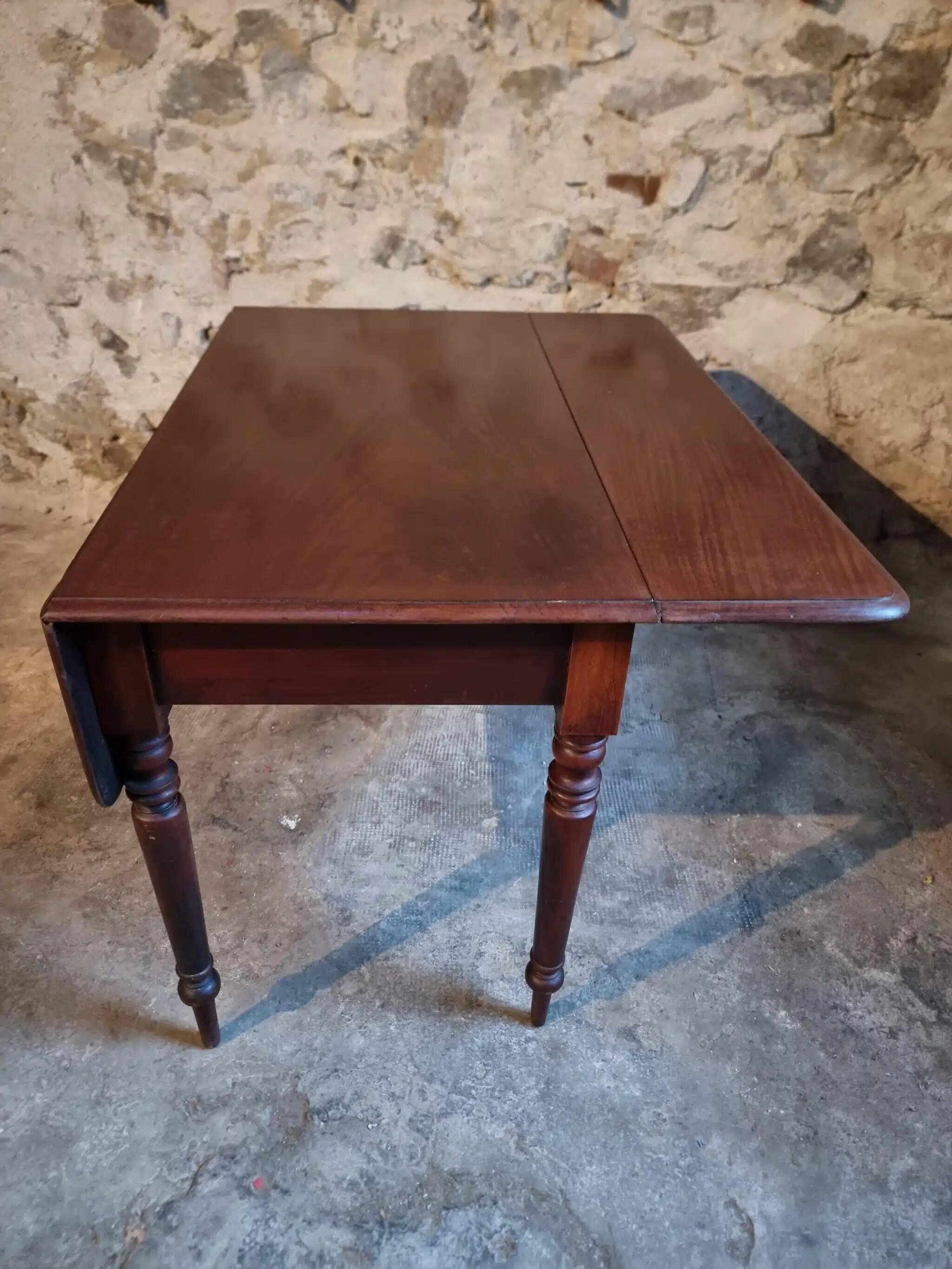 Antique English drop-leaf table in mahogany, late 19th century.