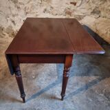 Antique English drop-leaf table in mahogany, late 19th century.