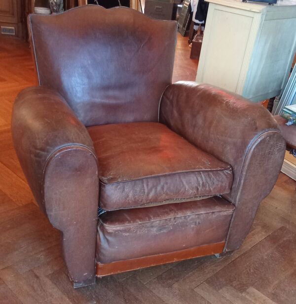 Ancien grand fauteuil club modèle moustache