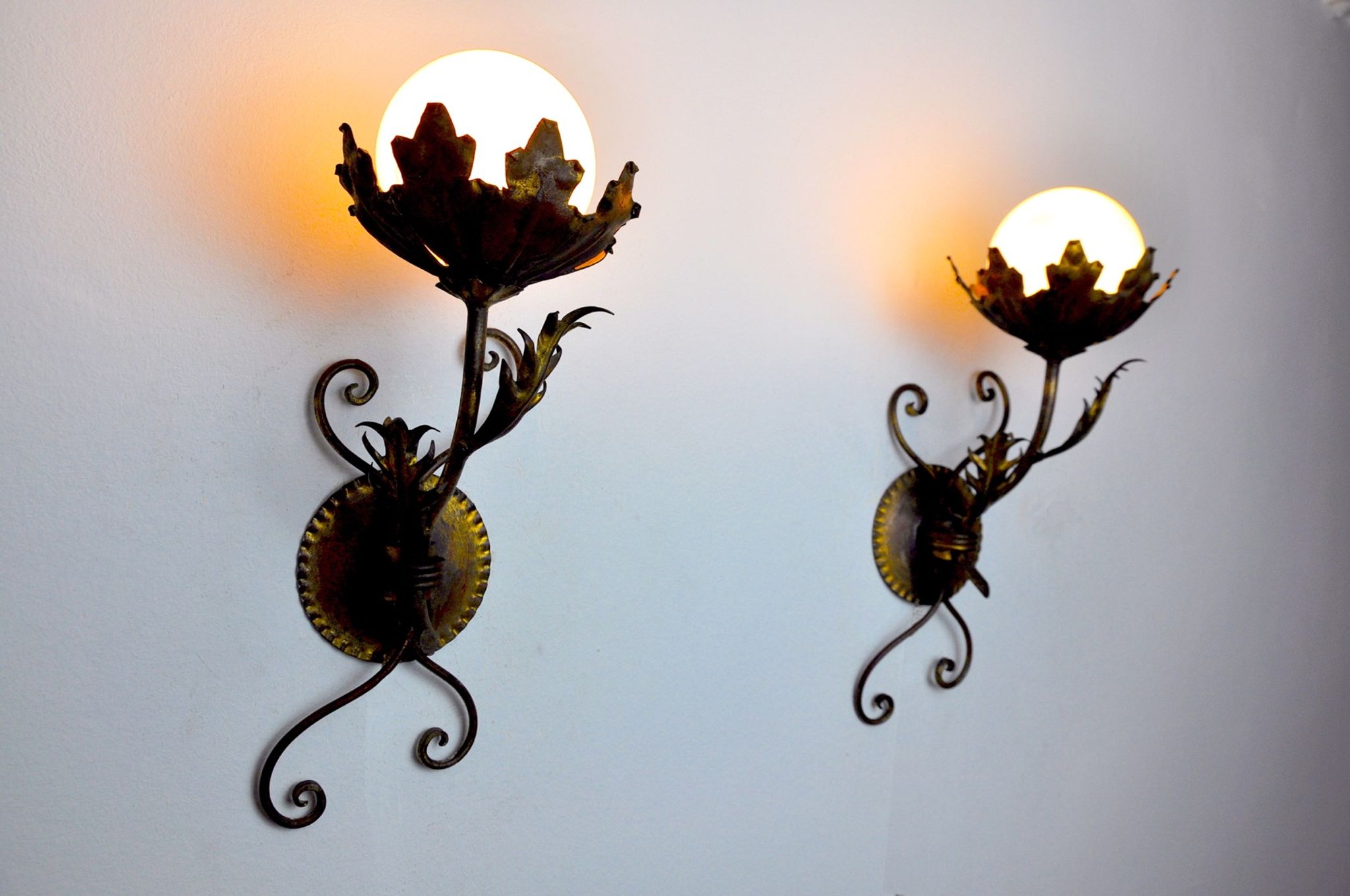 Pair of floral wall lamps by Ferro Arte, Gold leaf and opaline, Spain, 1960