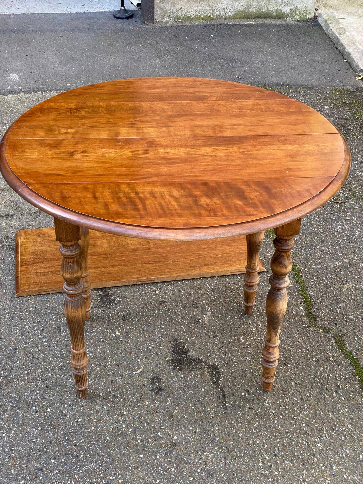 Round extendable dining table Louis Philippe 90cm with an extension.