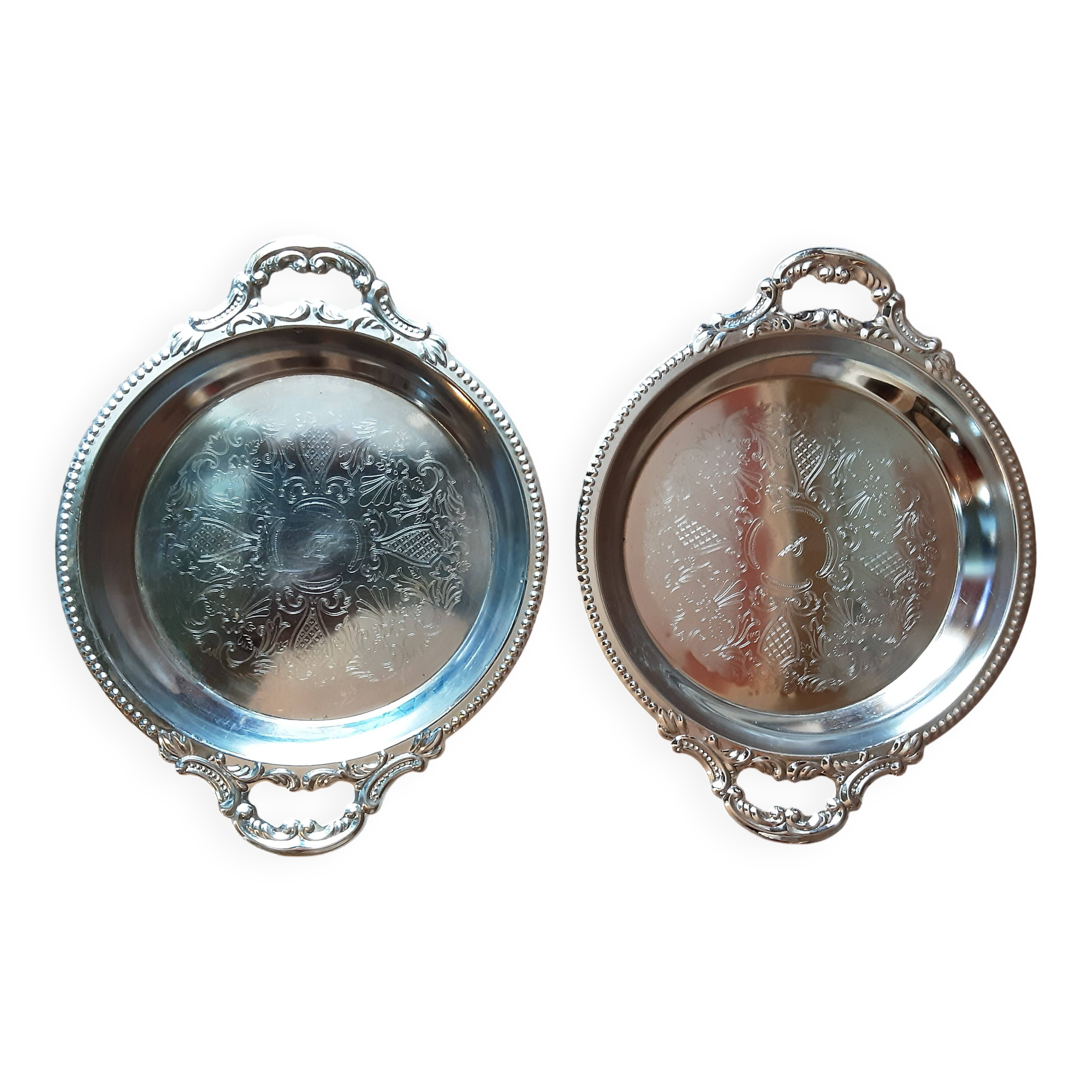 Set of 2 metal dishes