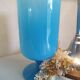 Vase bleu sur piédouche en opaline