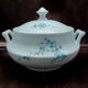 Soupière en porcelaine blanche FD Chauvigny France, motif Myosotis