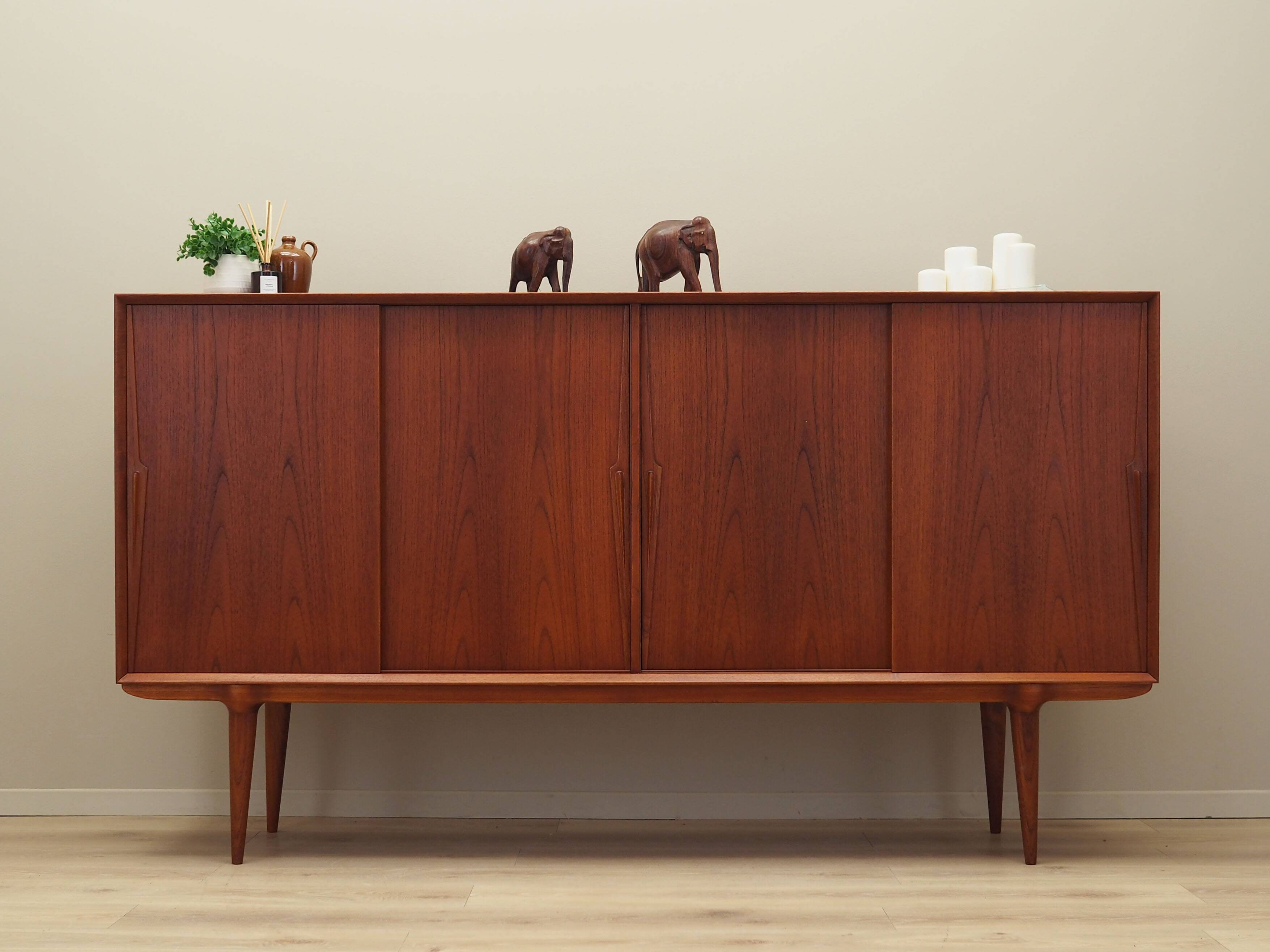 Buffet haut en teck, design danois, années 1970, fabriqué par Omann Jun