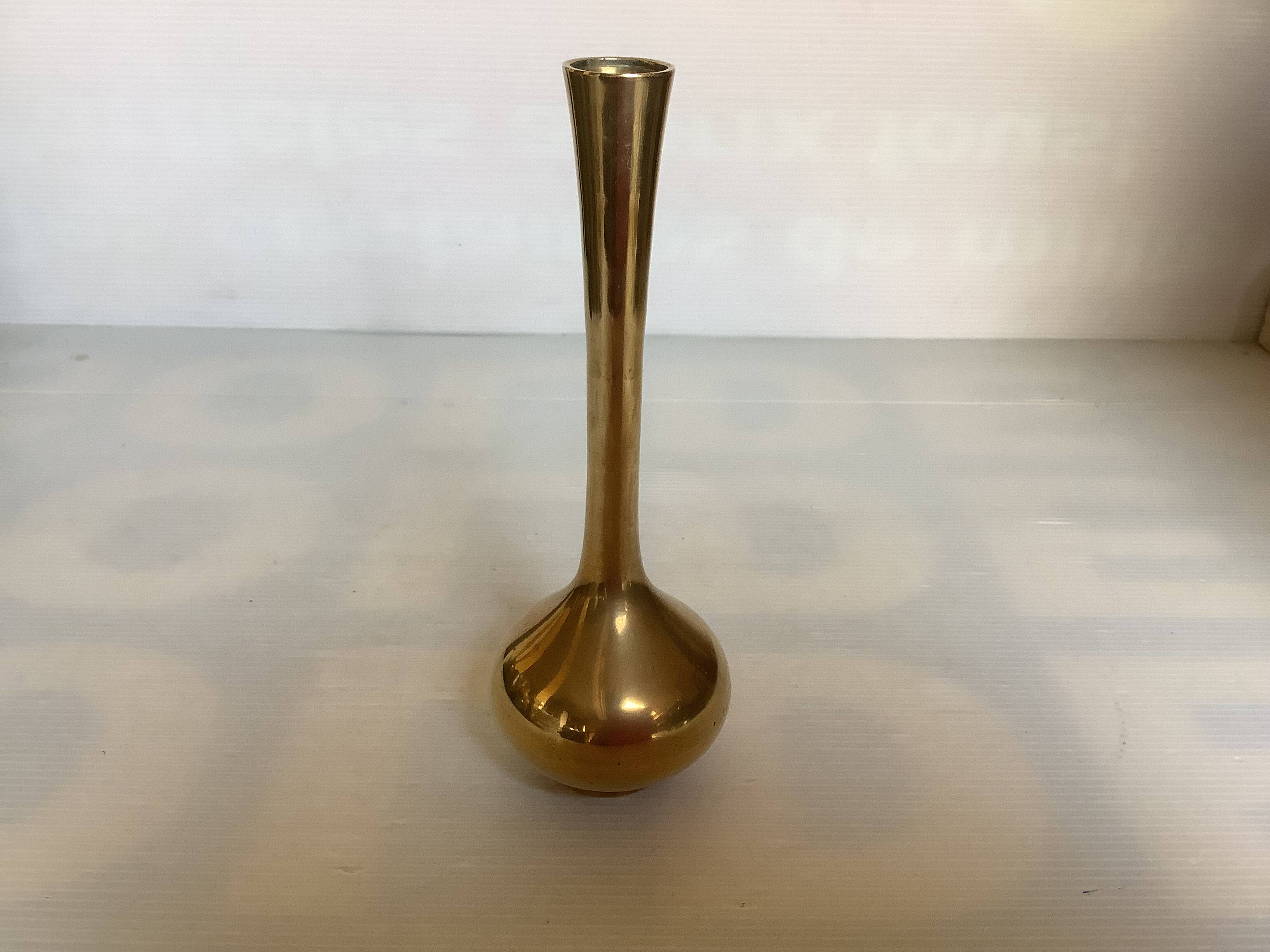 Vase soliflore en laiton