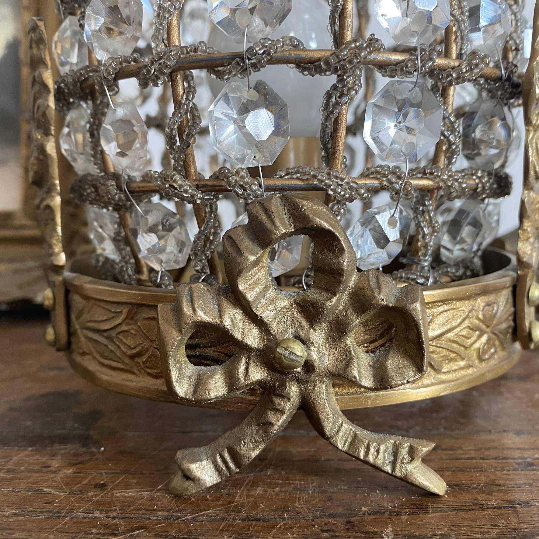 Table lamp in brass, beads and glass pendants