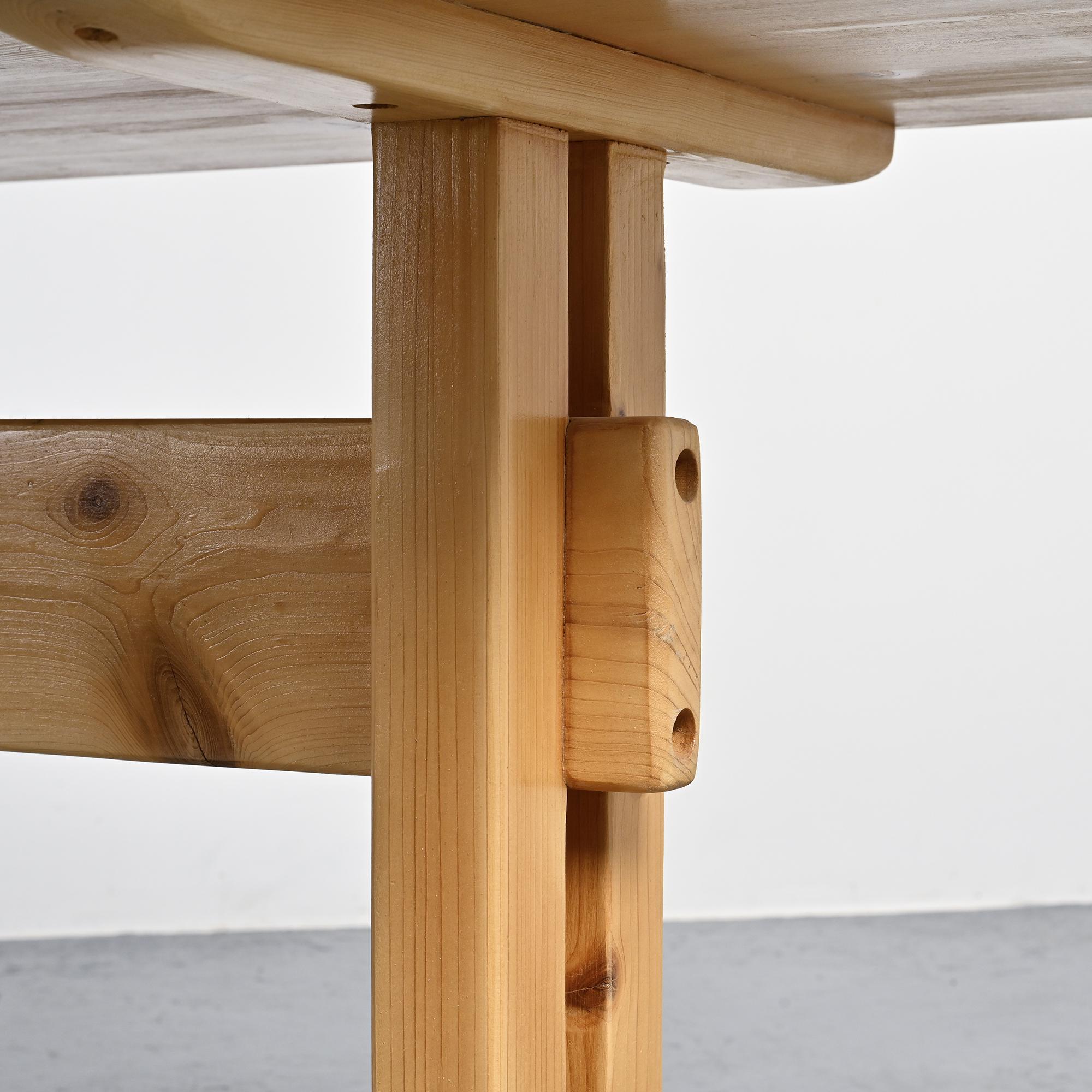 Table en pin massif, Les Arcs, France.