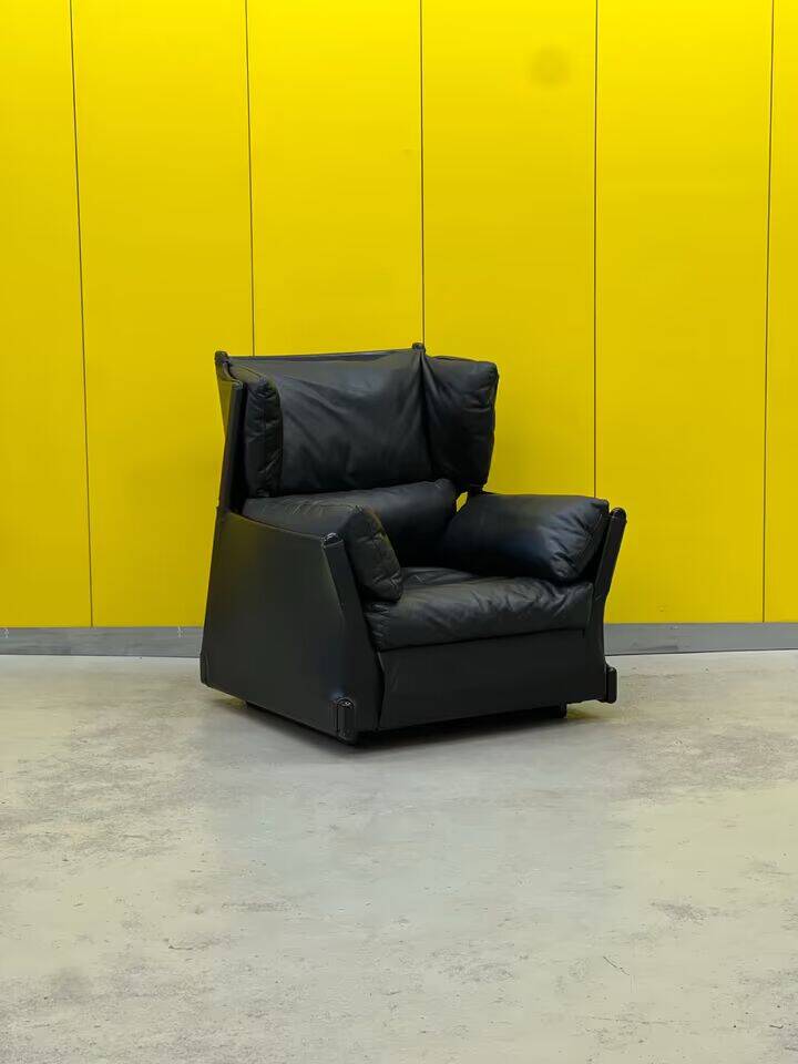 Fauteuil "Viola D'amore" de Cassina par Piero de Martini (années 1970) – Cuir noir