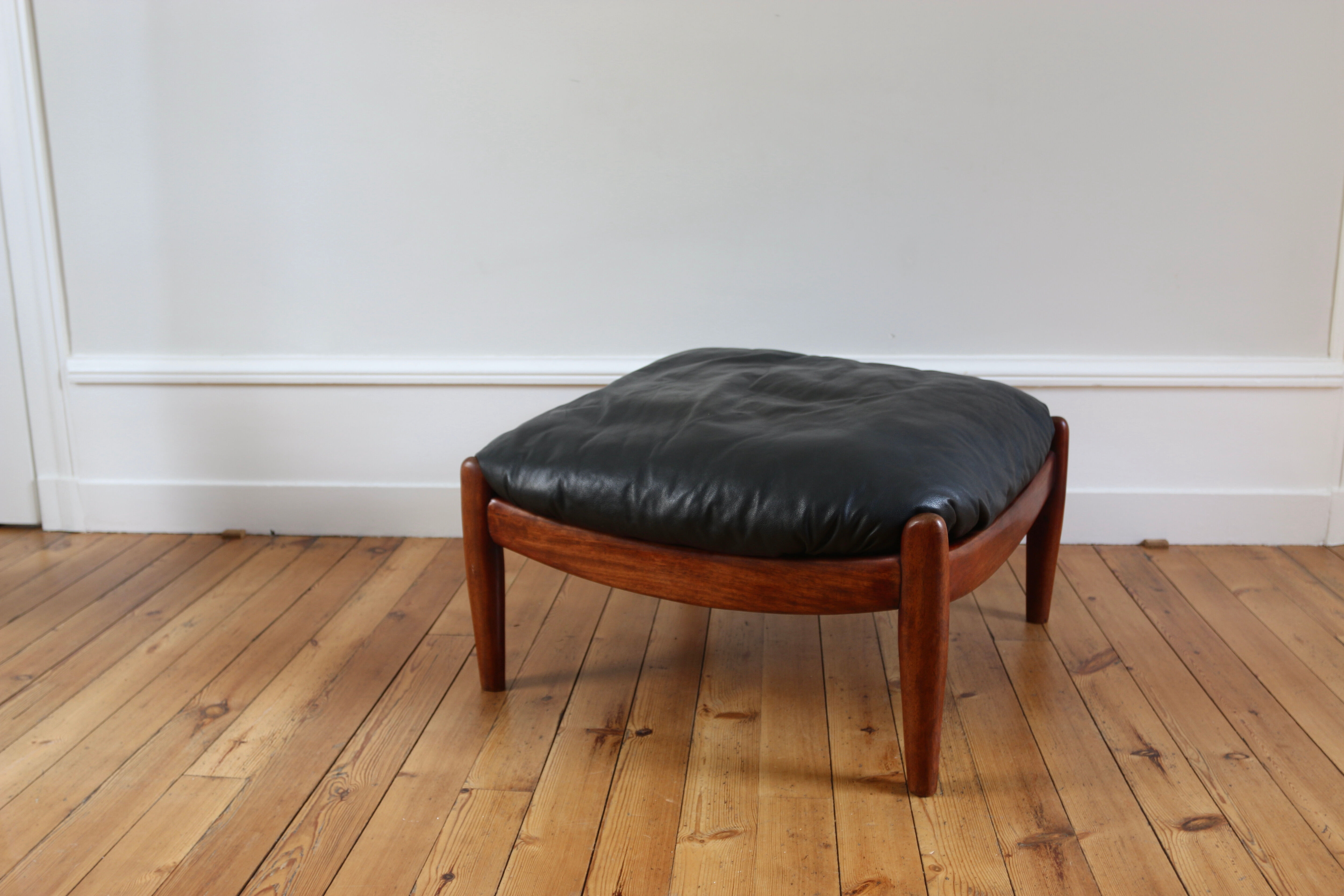 Fauteuil lounge et ottoman scandinave vintage cuir 1960
