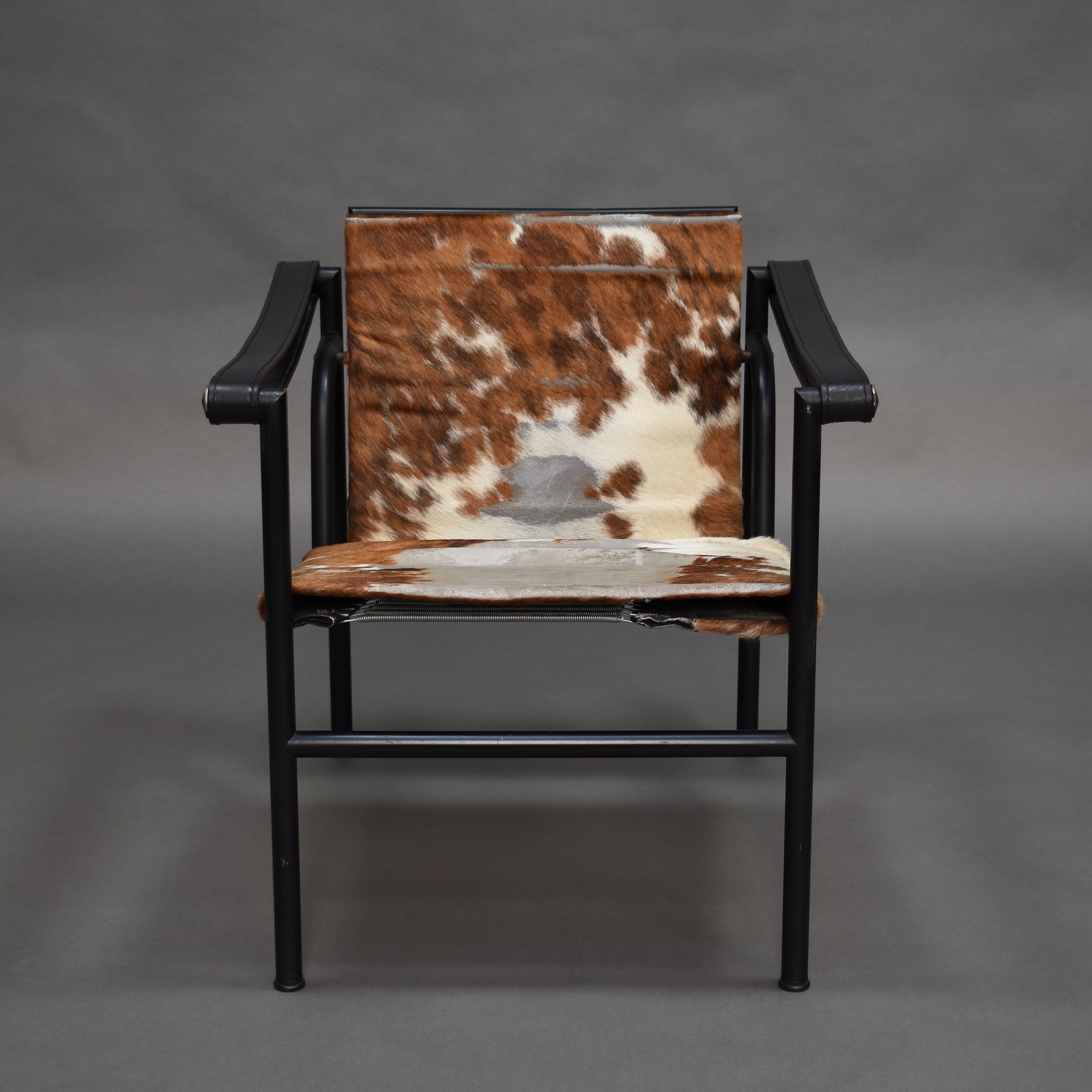 LC1 armchair by Le Corbusier and Charlotte Perriand for Cassina