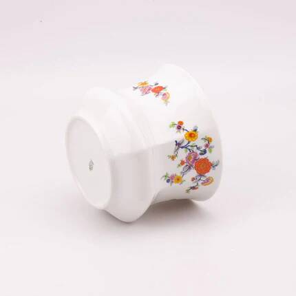 White porcelain pot (cache-pot) with floral patterns from Wunsiedel.