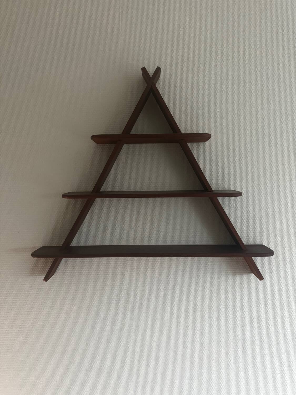 Etagère murale triangulaire en teck