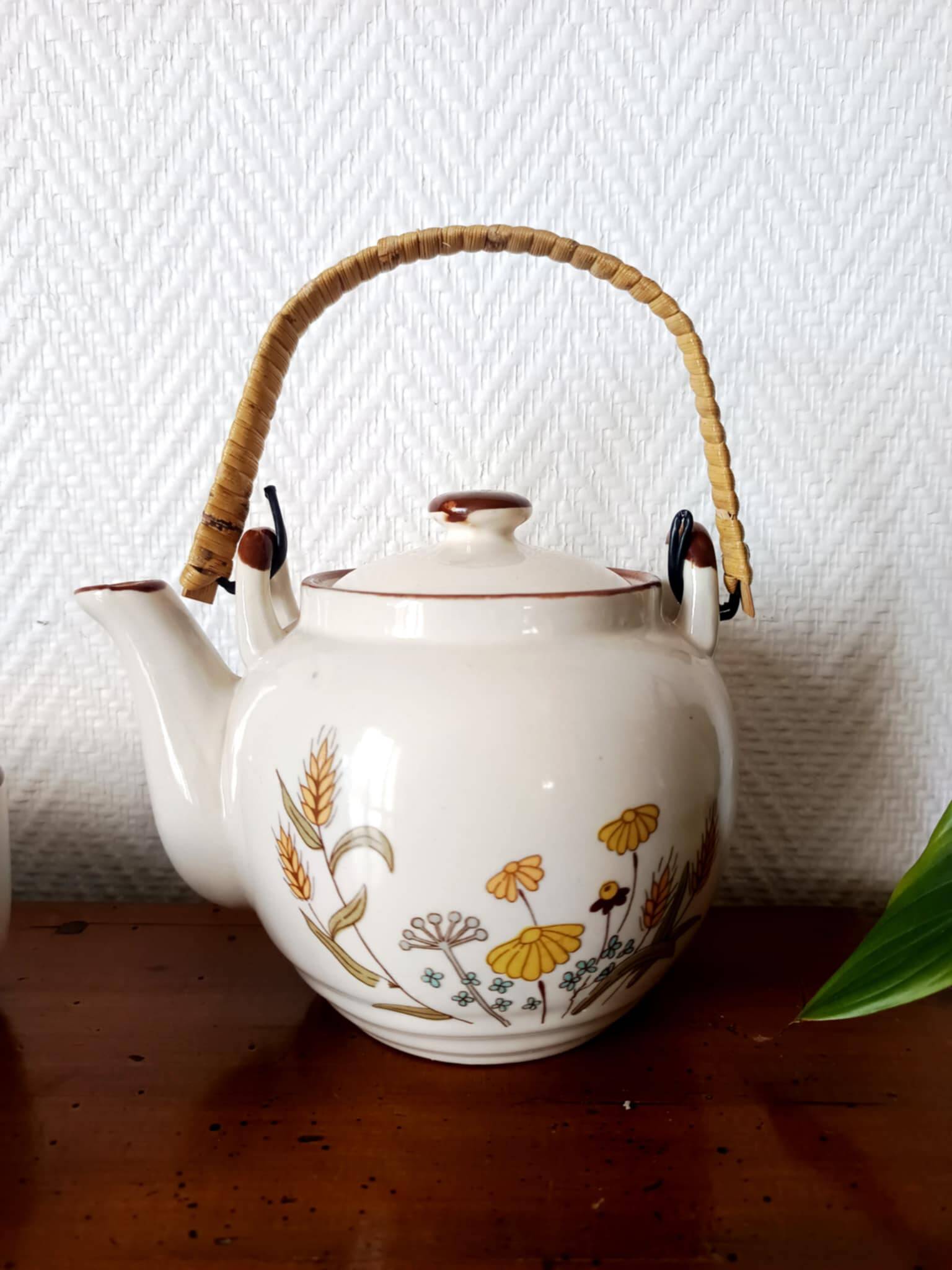 Asian tea service with flowers 1970