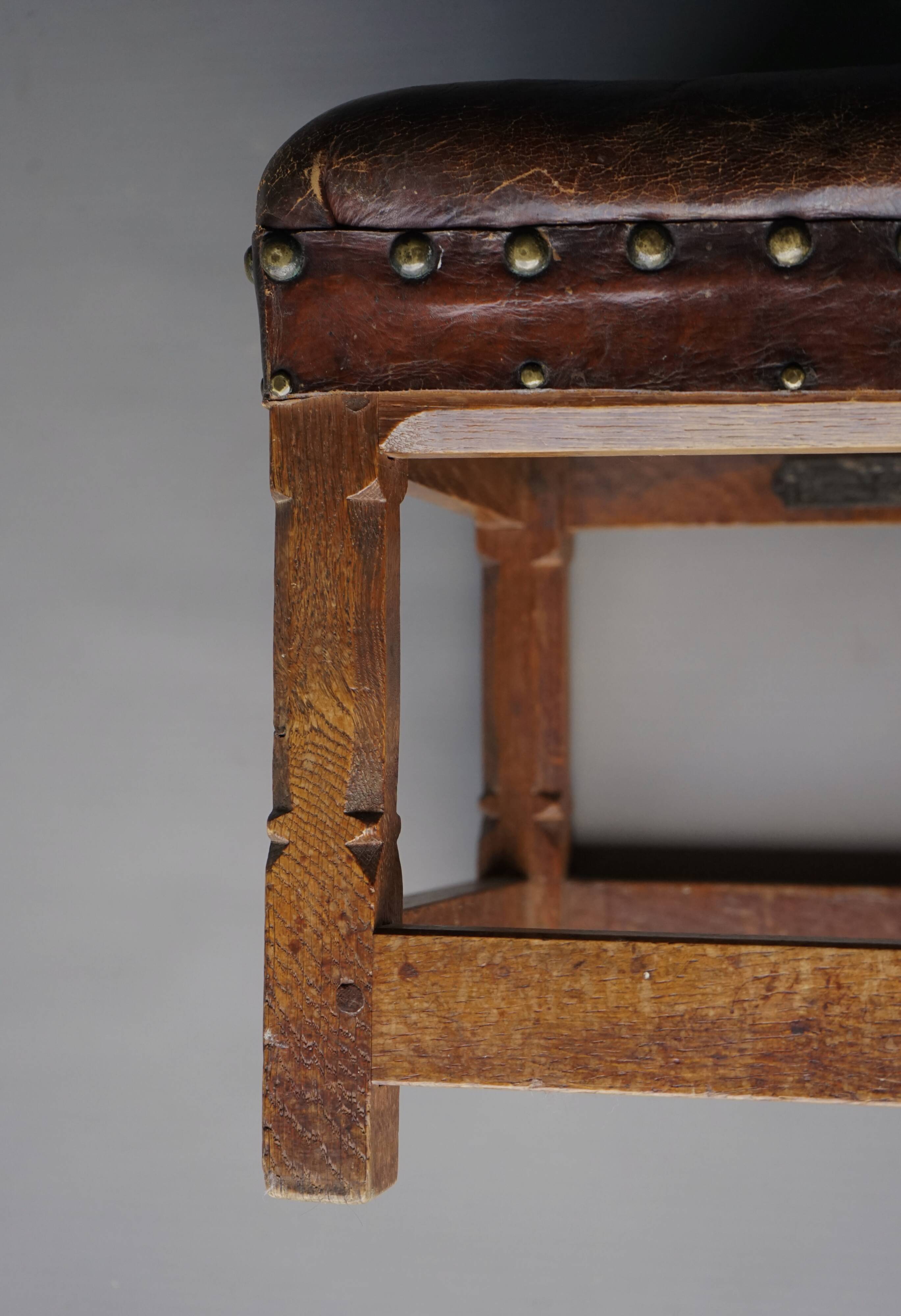 Petit tabouret en cuir par Gordon Russell pour Russell & Sons. Années 1920