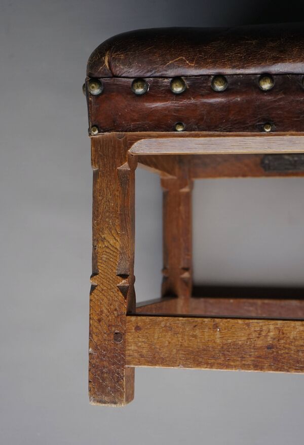 Petit tabouret en cuir par Gordon Russell pour Russell & Sons. Années 1920.