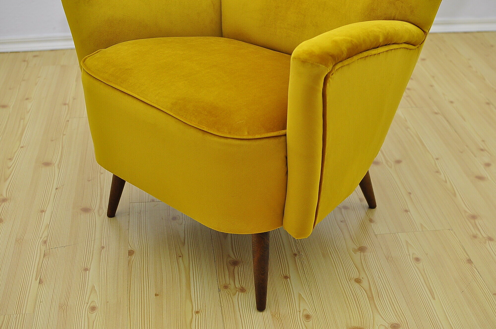 Fauteuil en velours jaune du milieu du siècle, années 1960