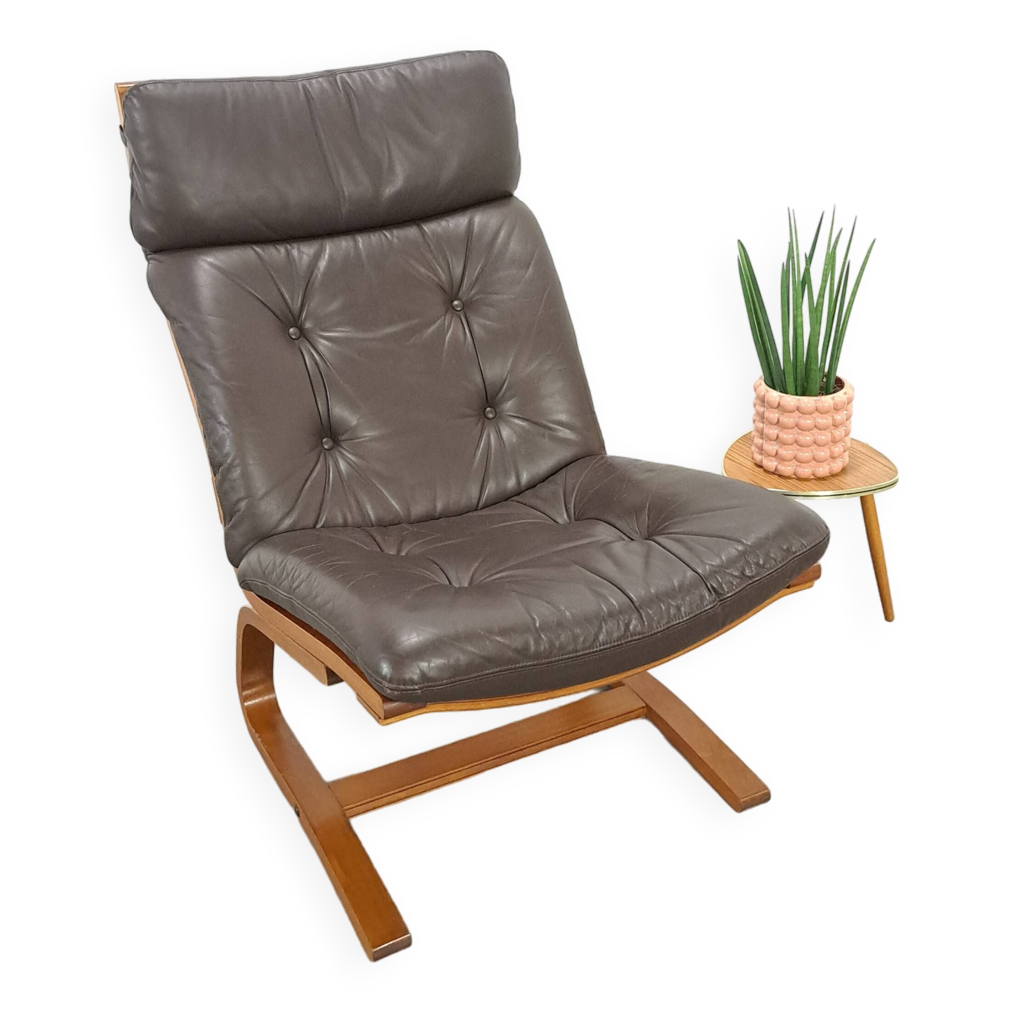 Bruin leren fauteuil met houten onderstel