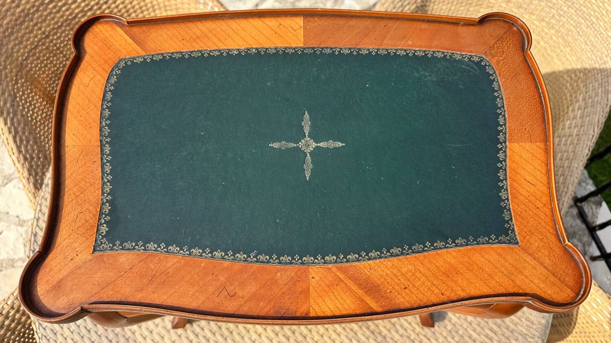 Small flying table in Louis XV style, 20th century.
