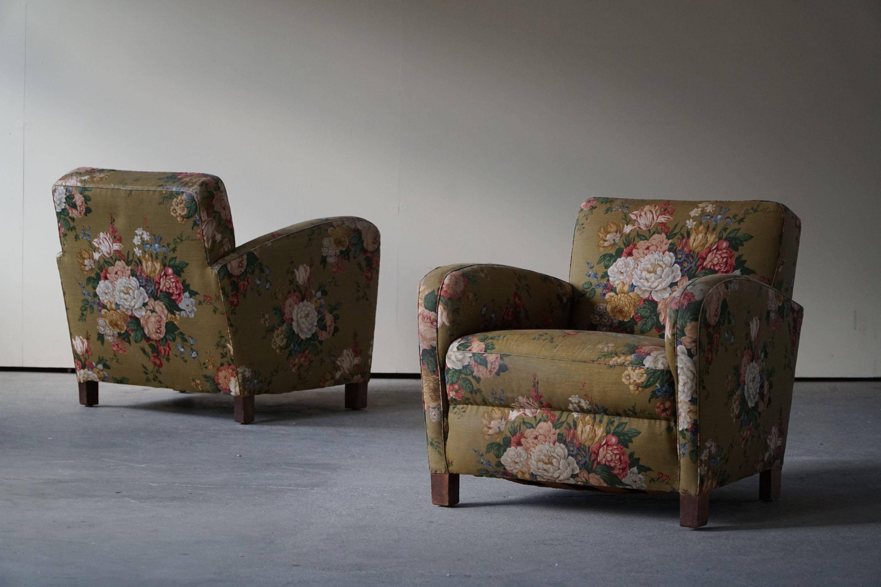 Modern Danish pair of curved lounge chairs, original fabric, Fritz Hansen, 1940.