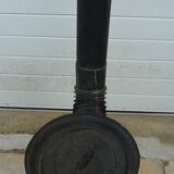 Ancien poêle à bois en fonte avec tuyau et coude