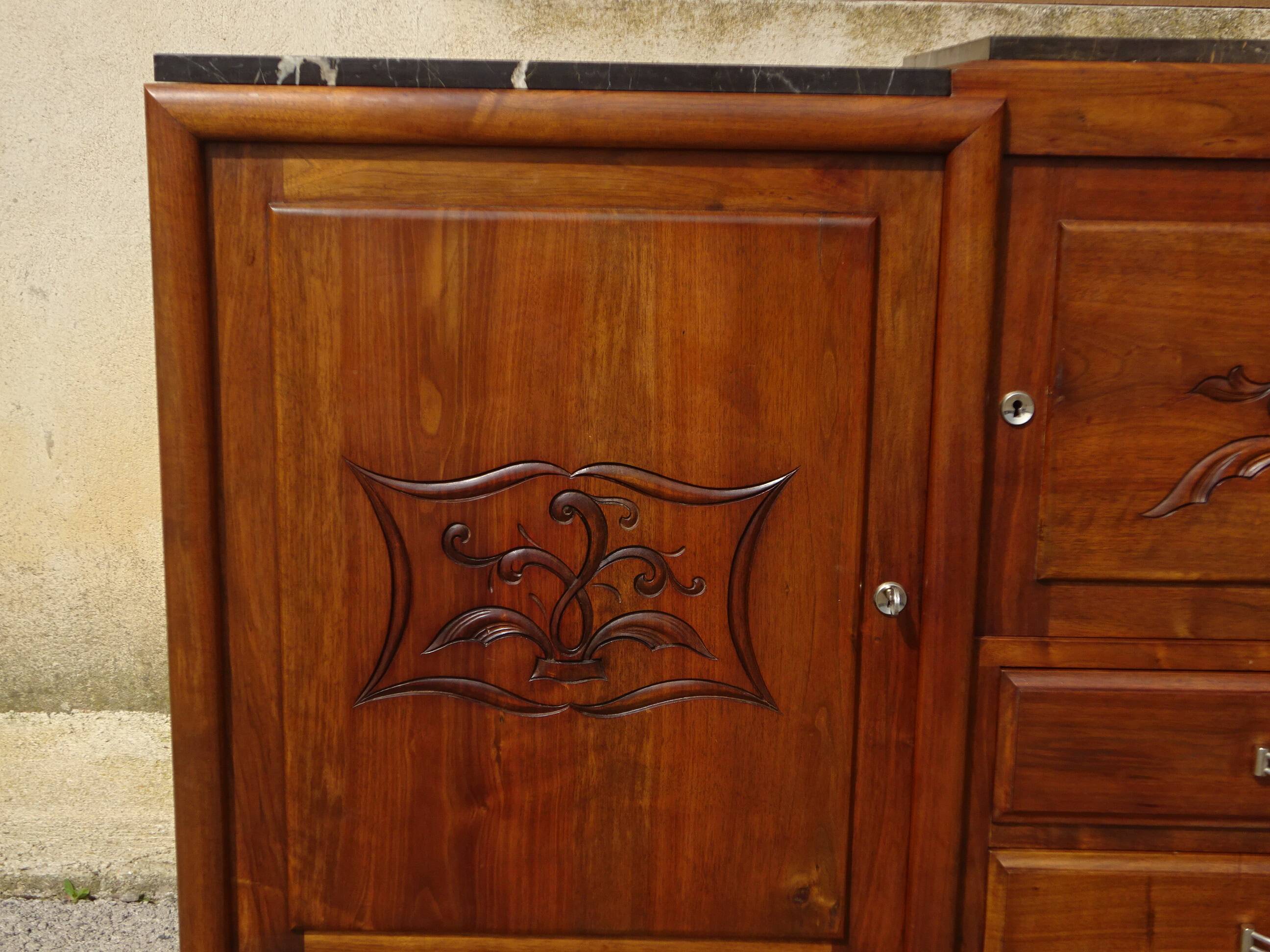 Large buffet en noyer massif, dessus en marbre noir