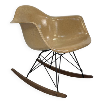 Fauteuil à bascule RAR d'Eames Herman Miller des années 1950 en beige clair