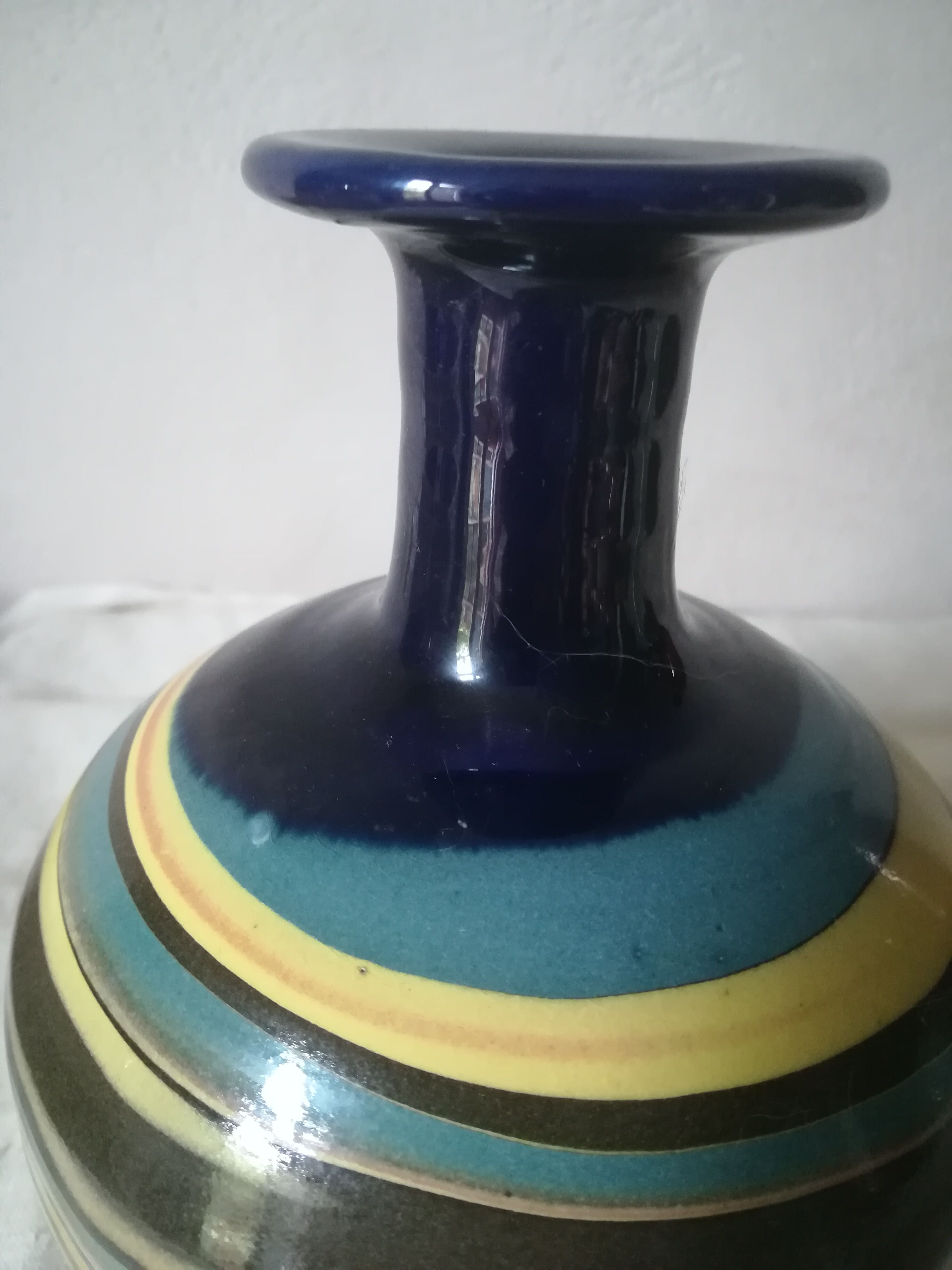 Vase boule en terre mêlée