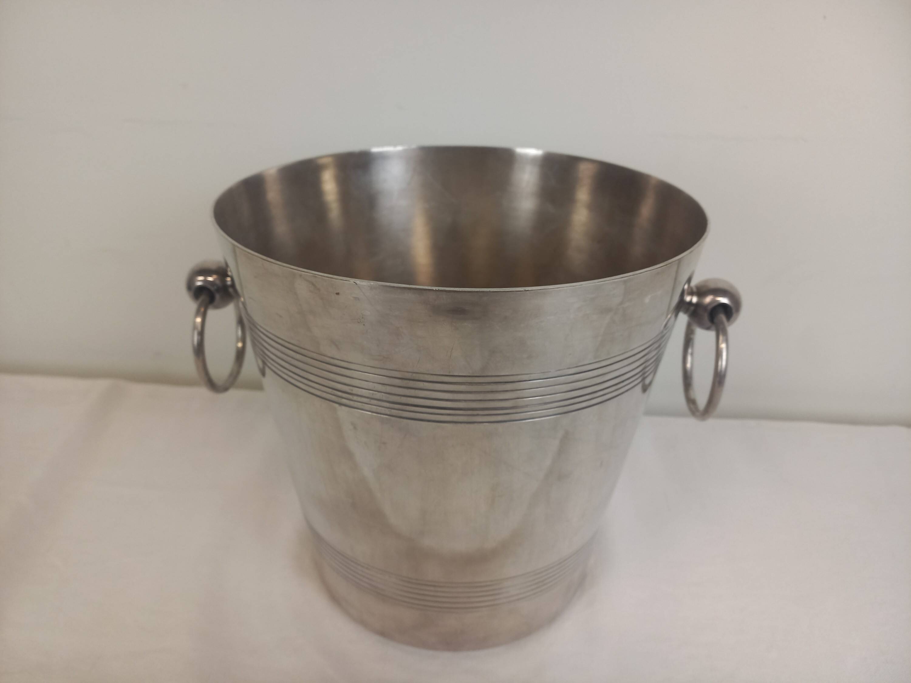 Silver metal champagne seal