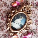 Medallion frame representing a little girl