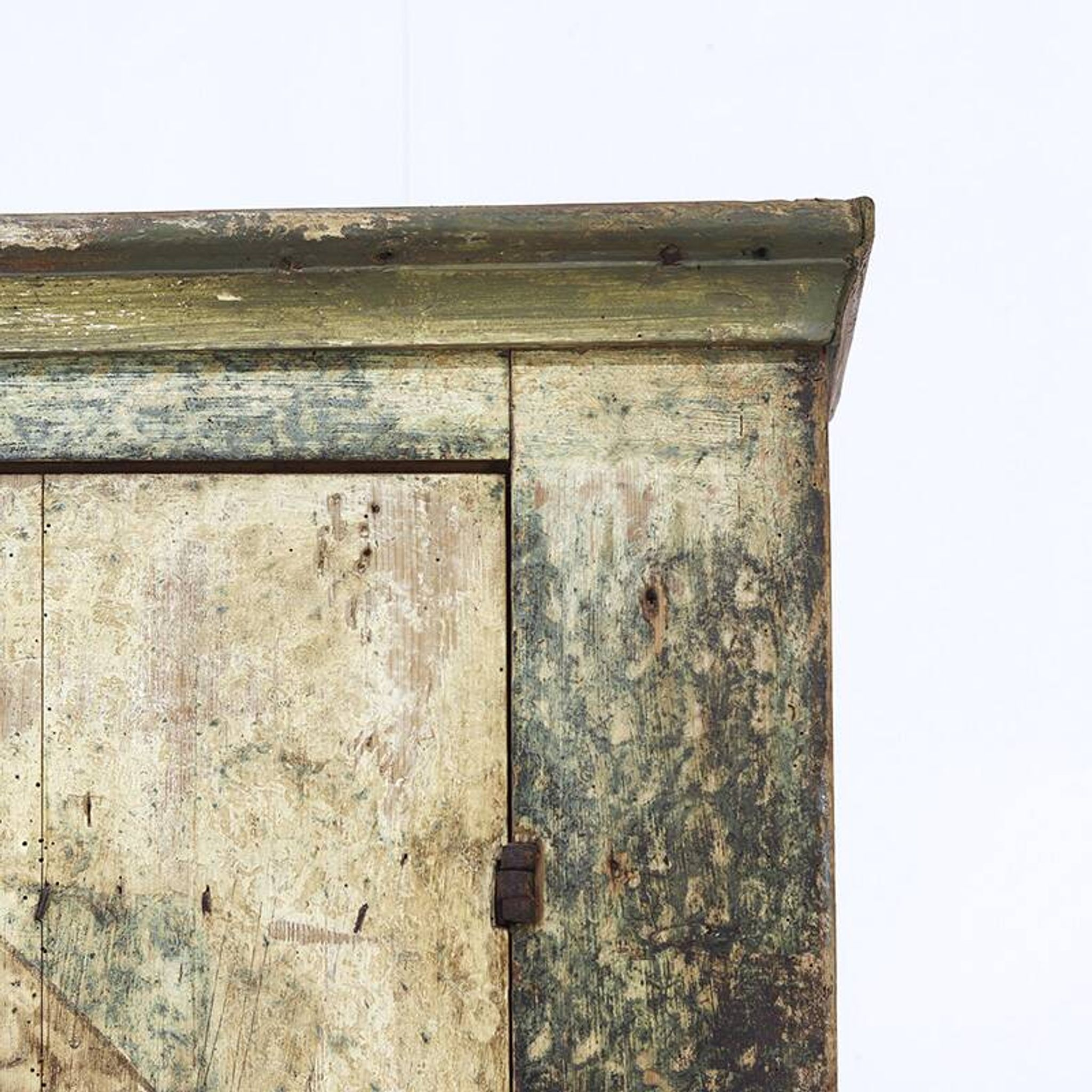 Armoire de mariée peinte en art populaire de ferme rustique et vieillie