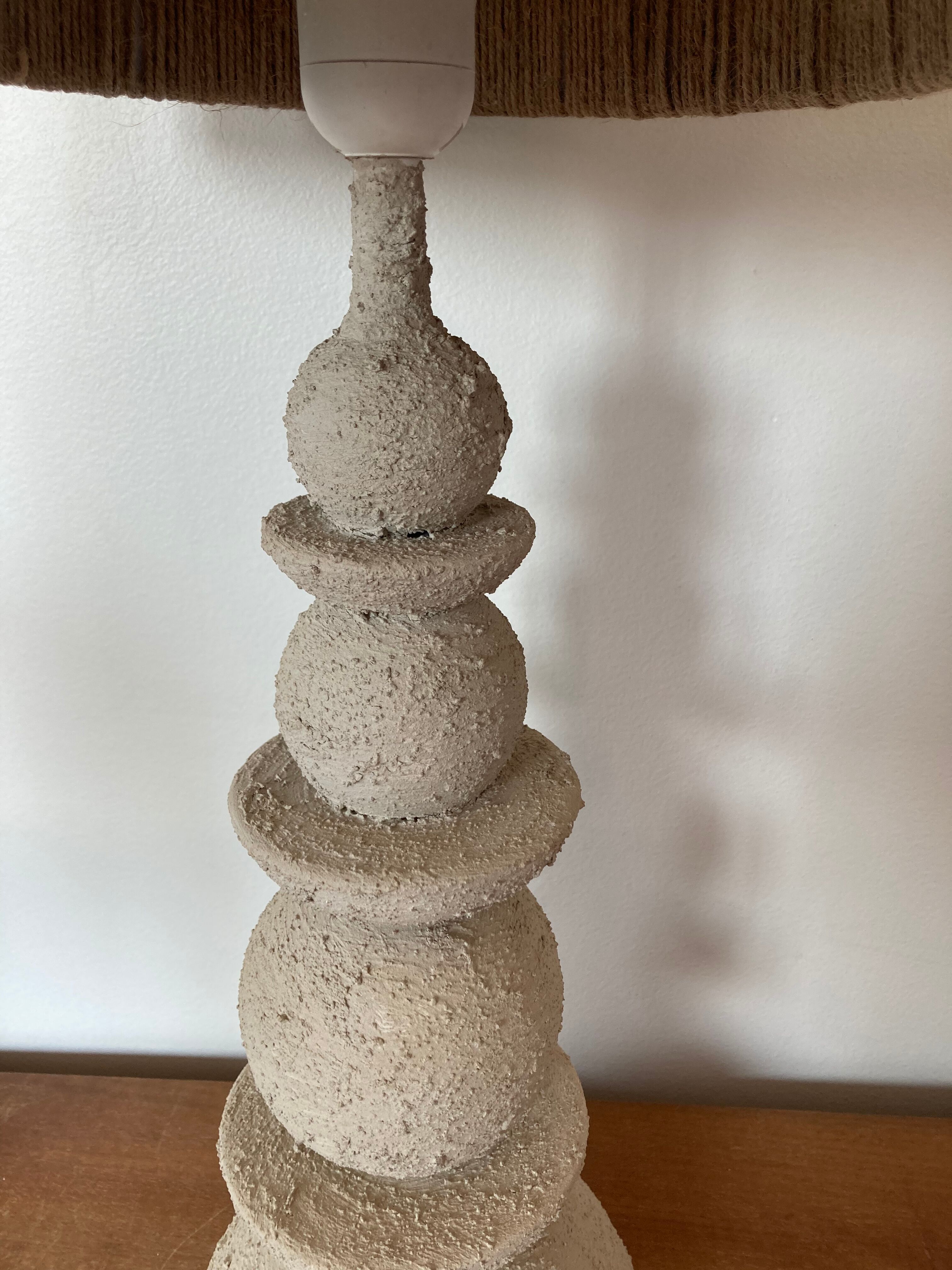 Lampe à poser artisanale en terre et corde