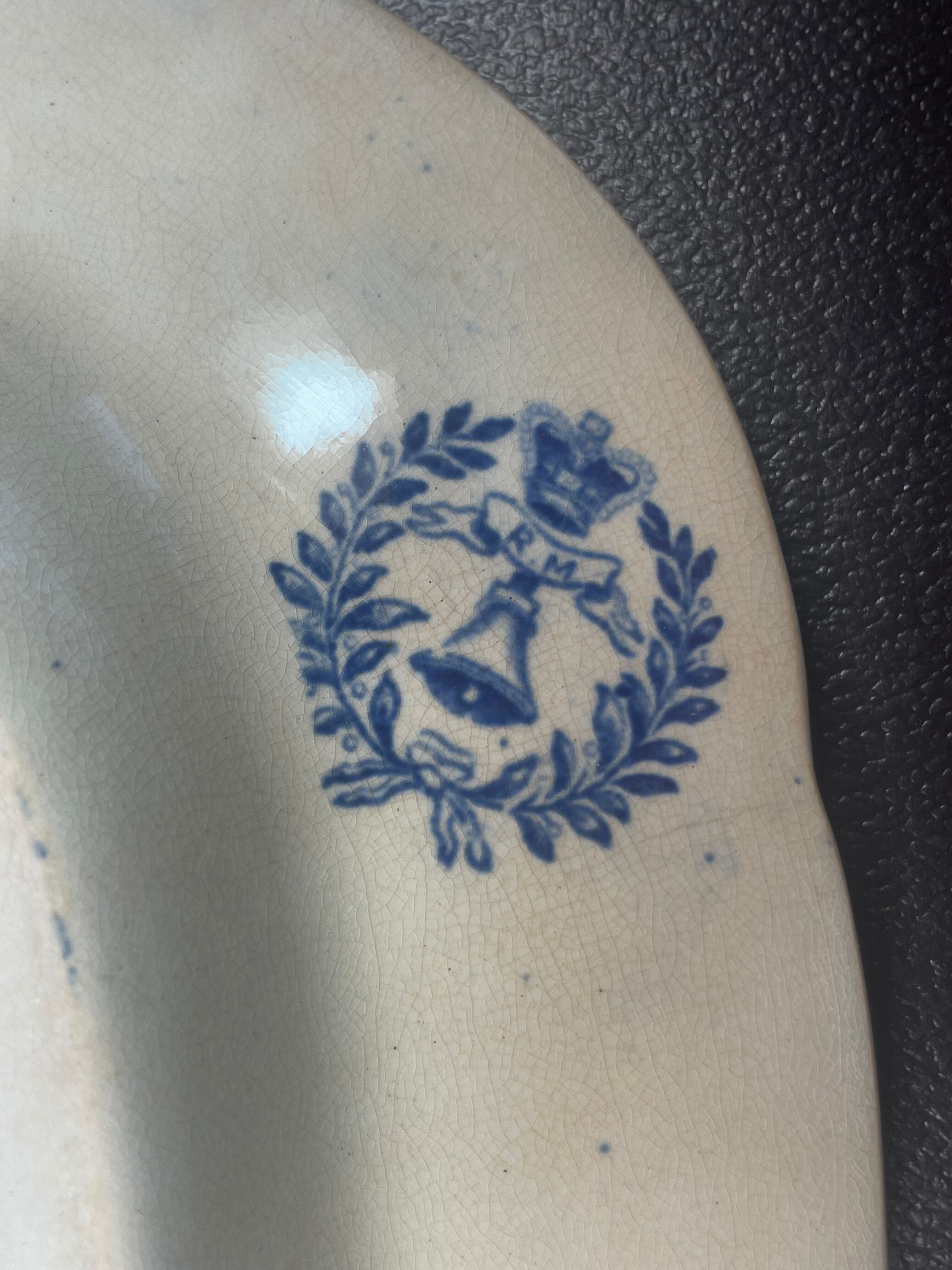 Plat creux en faïence à décor pagodes Chine XIXe