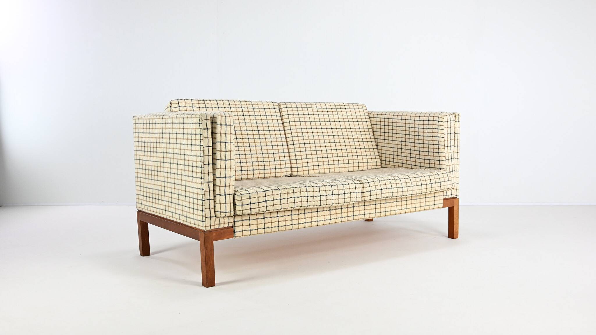 Canapé Vintage, En Laine Et Teck. Danemark, C.1960