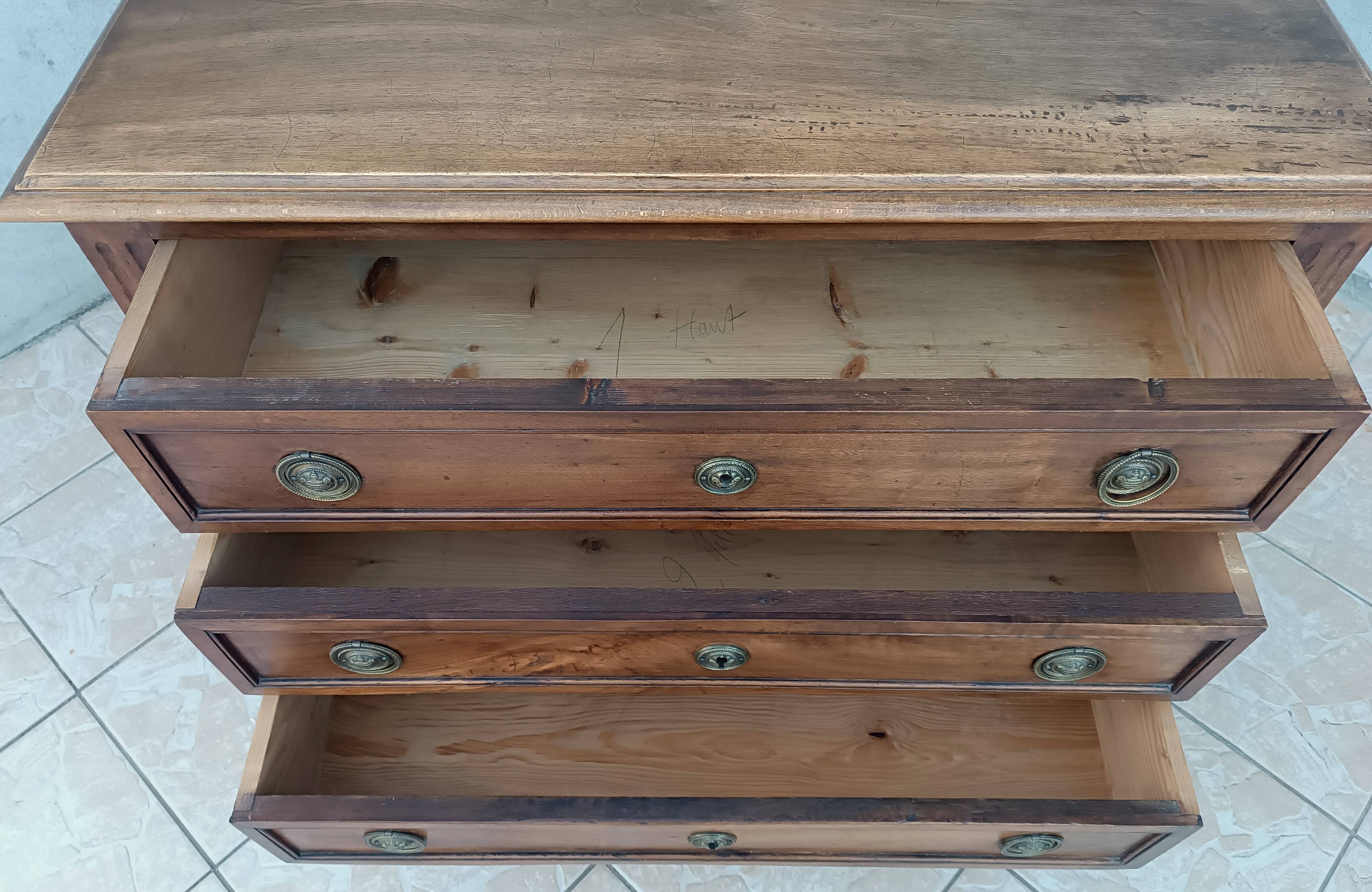 Louis XVI chest of drawers in walnut, 19th century